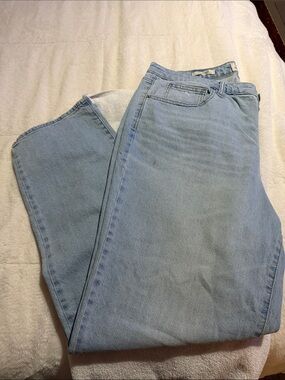 Universal Thread high rise 90s straight leg  Light Wash jeans